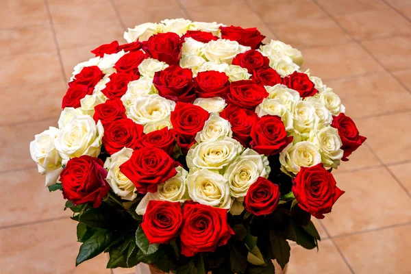 Buquê Rosas Brancas Vermelhas Cumprimentos Umas Férias — Fotografia de Stock