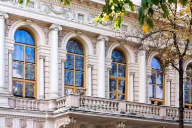 Kiev merkezi bir şekilde dekore edilmiş bir evde cephe. Modern bir Avrupa şehri