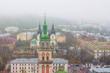 Şehir manzarası Lviv, kule Kornyatka Uspenskoy Kilisesi