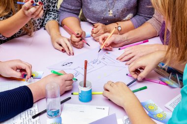 Hmelnitski. Ukrayna. Ekim 2018. Bir grup insan ortak bir proje üzerinde çalışıyor. Gibi düşünen insanların bir grup ile bir kroki yapmak