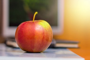 Bir bilgisayar arka plan üzerinde kırmızı sulu elma. Gıda iş aralarında