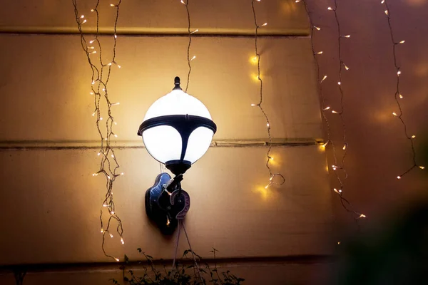 Lámpara Guirnaldas Pared Casa Durante Las Vacaciones Navidad Año Nuevo — Foto de Stock