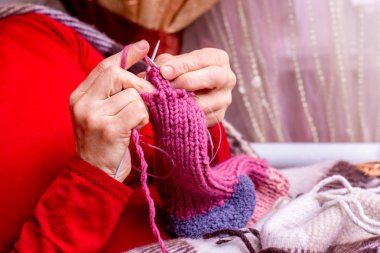 Bir kadın rahat bir ev ortamında sıcak çorap için kış knits