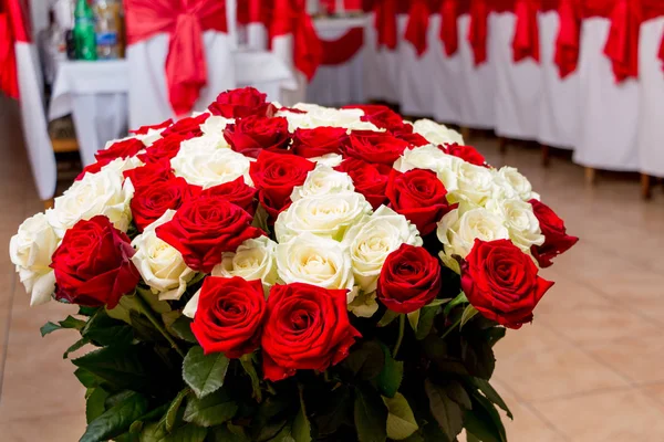 Buquê Rosas Vermelhas Brancas Perto Mesa Festiva Restaurante — Fotografia de Stock