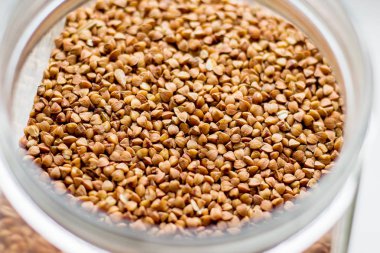 Buğday bir cam kapta yulaf lapası ve çorba yapmak için. Karabuğday doku