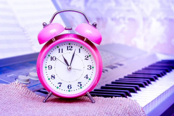 Relógio Contra Fundo Piano Lembrete Sobre Início Lição Música Hora — Fotografia de Stock