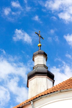 Kubbe ve Ortodoks Kilisesi üzerinde açık güzel bir gün mavi gökyüzü arka plan üzerinde haç