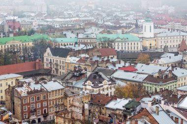Yükseklikten Lviv şehir merkezi bölümünün görünümünü. Evler ve eski Avrupa şehri çatılar