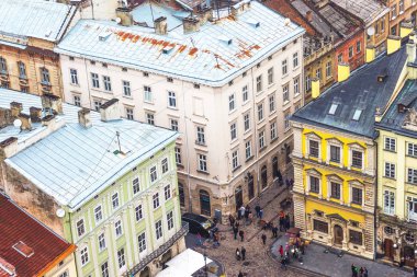  Belediye Binası kulenin yüksekliği Lviv pazar meydanında görünümünden. İnsanlar bir Avrupa şehri, üstten görünüm sokak