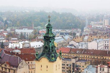 Latince Katedrali Lviv, binanın, üst kısmı spire