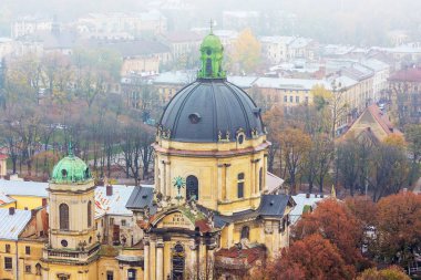 Başkalaşım kilise Lviv sisli bir günde, üstten görünüm