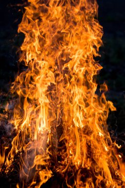 Yangın ayağı. Parlak alev karanlık bir arka plan dokusu