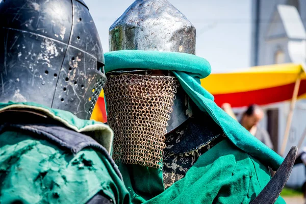 Zwei Ritter Einer Kampfrüstung Vor Der Schlacht Aus Nächster Nähe — Stockfoto