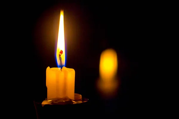 Κεριά Κηροπήγιο Που Καεί Φωτεινά Φωτιά Πάνω Μαύρο Φόντο — Φωτογραφία Αρχείου