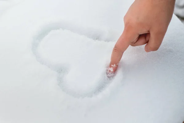 Dziewczyna Zwraca Serca Palcem Śniegu Gratulacje Walentynki — Zdjęcie stockowe