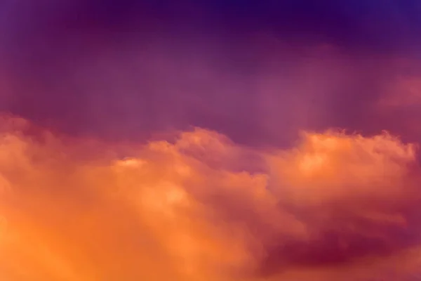 日の出や日没の間に雲のある多色の明るい空 — ストック写真
