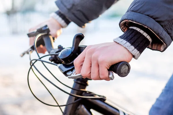 Man Bike Winter Close Wheel Hands Healthy Lifestyle — Stock Photo, Image