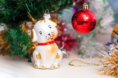 Noel ve yeni yıl Noel süslemeleri: köpek ve topu