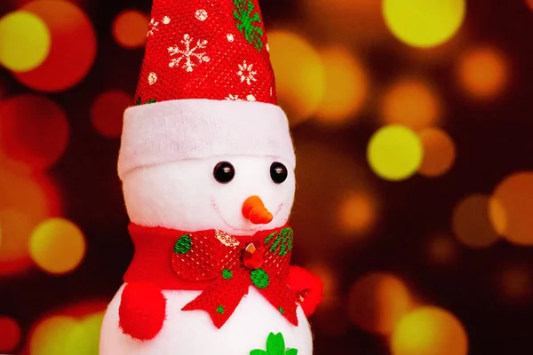 Игрушечный Снеговик Размытом Красном Фоне Боке Празднование Рождества Нового Года — стоковое фото