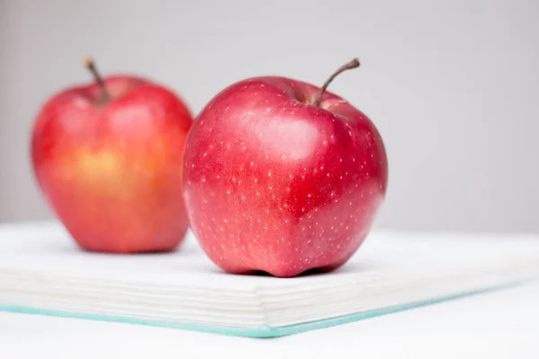 Leckere Saftige Rote Äpfel Liegen Auf Einem Aufgefalteten Buch Nützliches — Stockfoto