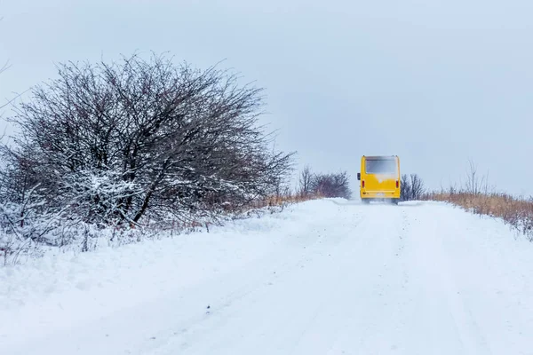 Autobus Porusza Się Zaśnieżonej Drodze Zimie Turystyka Zimowa — Zdjęcie stockowe