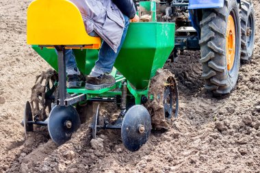 Küçük bir traktör ile patates dikim. Bahar zemin işleme