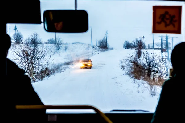 Autobus Jede Zasněžené Cestě Jedoucího Auta Komplikovaných Počasí Zimě — Stock fotografie