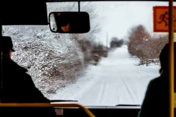 Salonu Autobus Widać Zimowe Zaśnieżone Drogi Pasażerski Transport Zimie — Zdjęcie stockowe