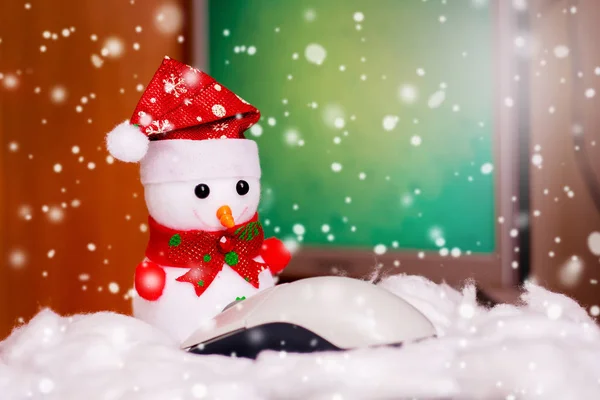 Игрушечный Снеговик Перед Компьютерной Мышью Фоне Компьютера Идет Снег Поздравления — стоковое фото