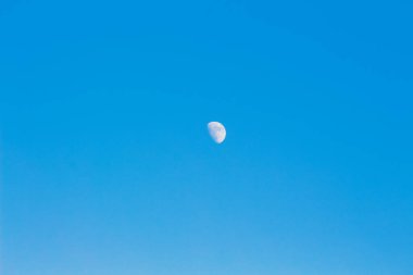 Mavi gökyüzünde ay. Tasarım için arkaplan, çalışma alanı