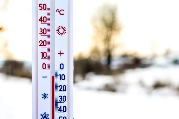 Termometr Rozmytym Tle Zimowego Krajobrazu Pokazuje Temperaturę Poniżej Zera — Zdjęcie stockowe