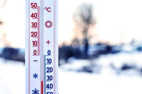 Hőmérő Fokos Fagyot Mutat Hőmérő Téli Táj Hátterében Időjárás Előrejelzés — Stock Fotó