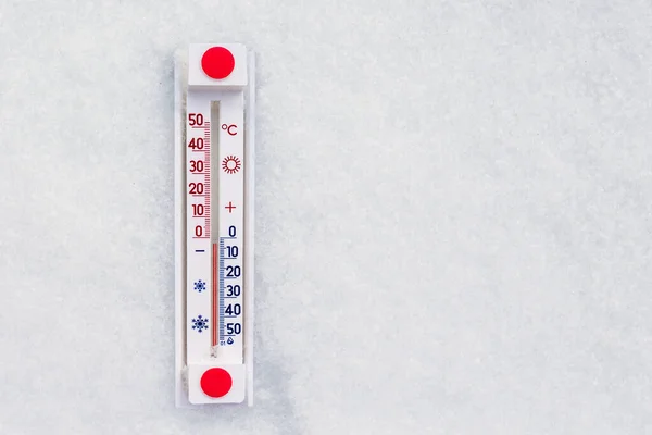 Termómetro Encuentra Nieve Muestra Una Temperatura Bajo Cero Pronóstico Del —  Fotos de Stock