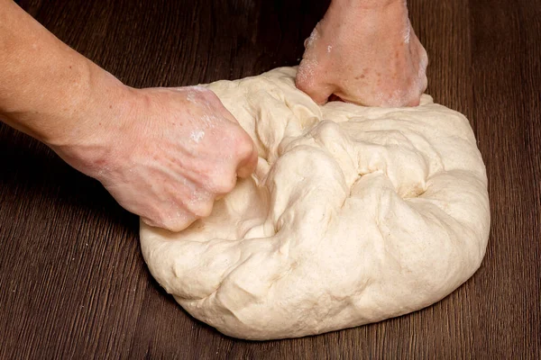 Die Hände Kneten Den Teig Zum Backen Von Brot Und — Stockfoto