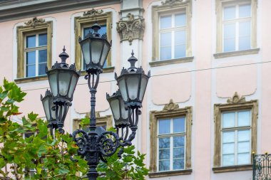 Avrupa 'da eski bir evin arka planında fenerler