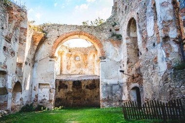 Eski bir ortaçağ binasının kalıntıları. Harabe kale.