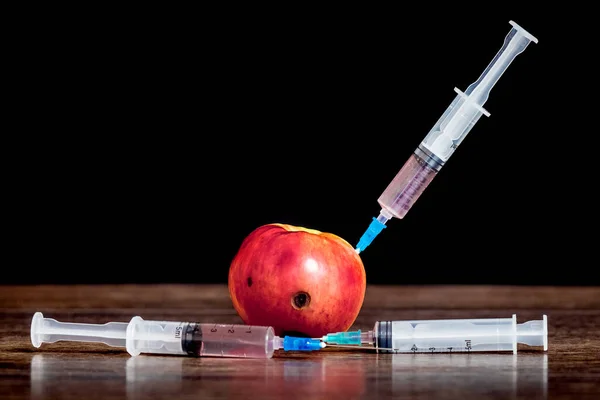Şırıngalar Yarı Çürük Elmanın Yanında Aşıyla Deneyler Yapıyorum Hastalık Sırasında — Stok fotoğraf