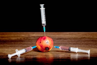 Elmaya çürük izleri olan üç şırınga yerleştiriliyor. Uyuşturucu evlat edinme. Uyuşturucu bağımlılığı sorunu. Yoğun terapi.