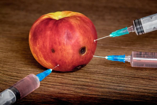 Elmaya Çürük Izleri Olan Şırınga Yerleştiriliyor Uyuşturucu Evlat Edinme Uyuşturucu — Stok fotoğraf