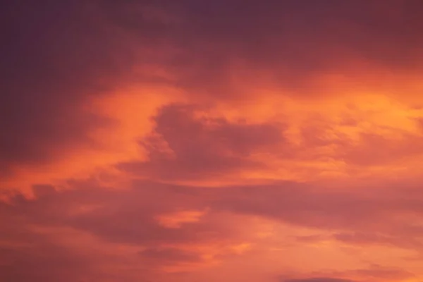 日没の赤い暗い劇的な空 デザインの背景 — ストック写真