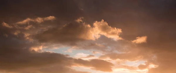 空は日没です 夜空に劇的な雲 — ストック写真