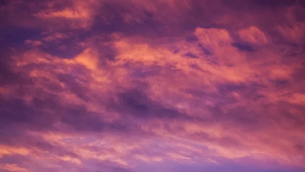 日没の間に劇的な紫色の雲 雲のテクスチャです — ストック写真