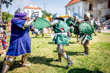 Khmelnytsky bölgesi, Ukrayna. Ağustos 2018. Ortaçağ Kültür Festivali 'nde Şövalyeler Düellosu