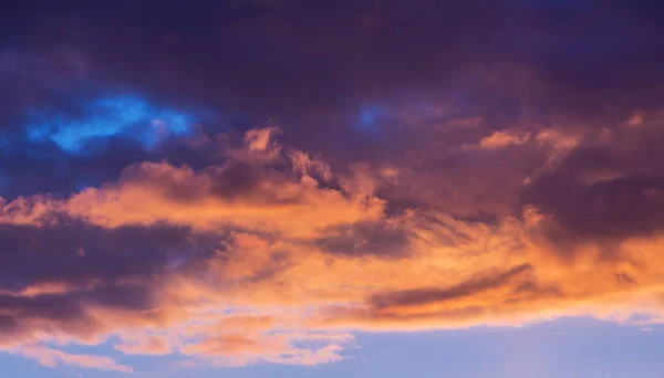 日没の夕方の空 日没の間に暗い劇的な雲 — ストック写真