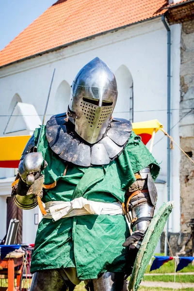 Hombre Está Disfrazado Caballero Medieval Caballero Medieval Está Listo Para — Foto de Stock