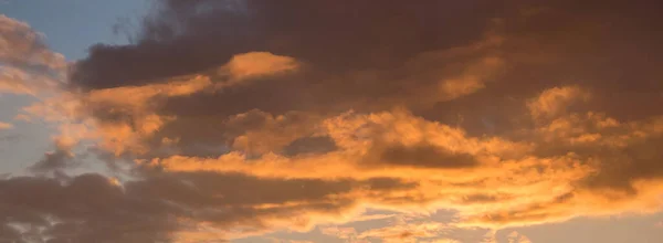 Nuvens Laranja Escuras Durante Pôr Sol Panorama — Fotografia de Stock