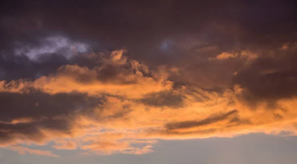 Nuvens Laranja Marrons Dramáticas Escuras Durante Por Sol — Fotografia de Stock