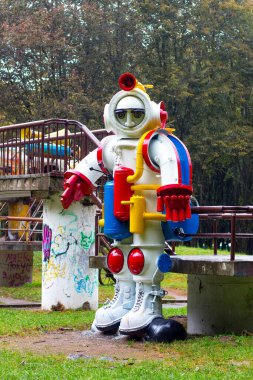 Ukrayna, Khmelnitsky. Eylül 2018. Şehir parkında metalden yapılmış bir kozmonot heykeli