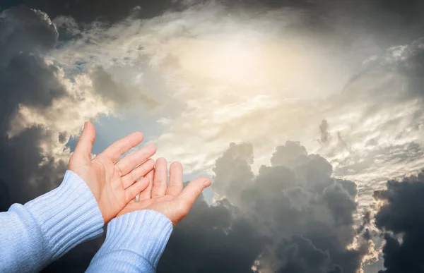 Mulher Chega Céu Durante Oração Céu Com Nuvens Escuras Dramáticas — Fotografia de Stock