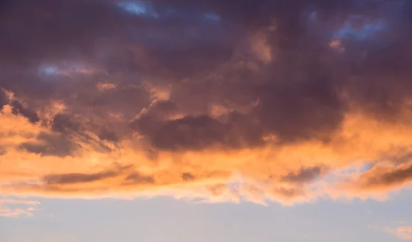 日没の間に暗い劇的な多色の雲 — ストック写真